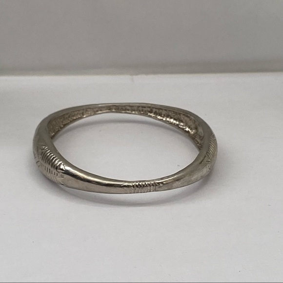 NURI Co.women Jewelry silver tone etched deco silver bangle bracelet. Pre-owned. - Picture 11 of 12